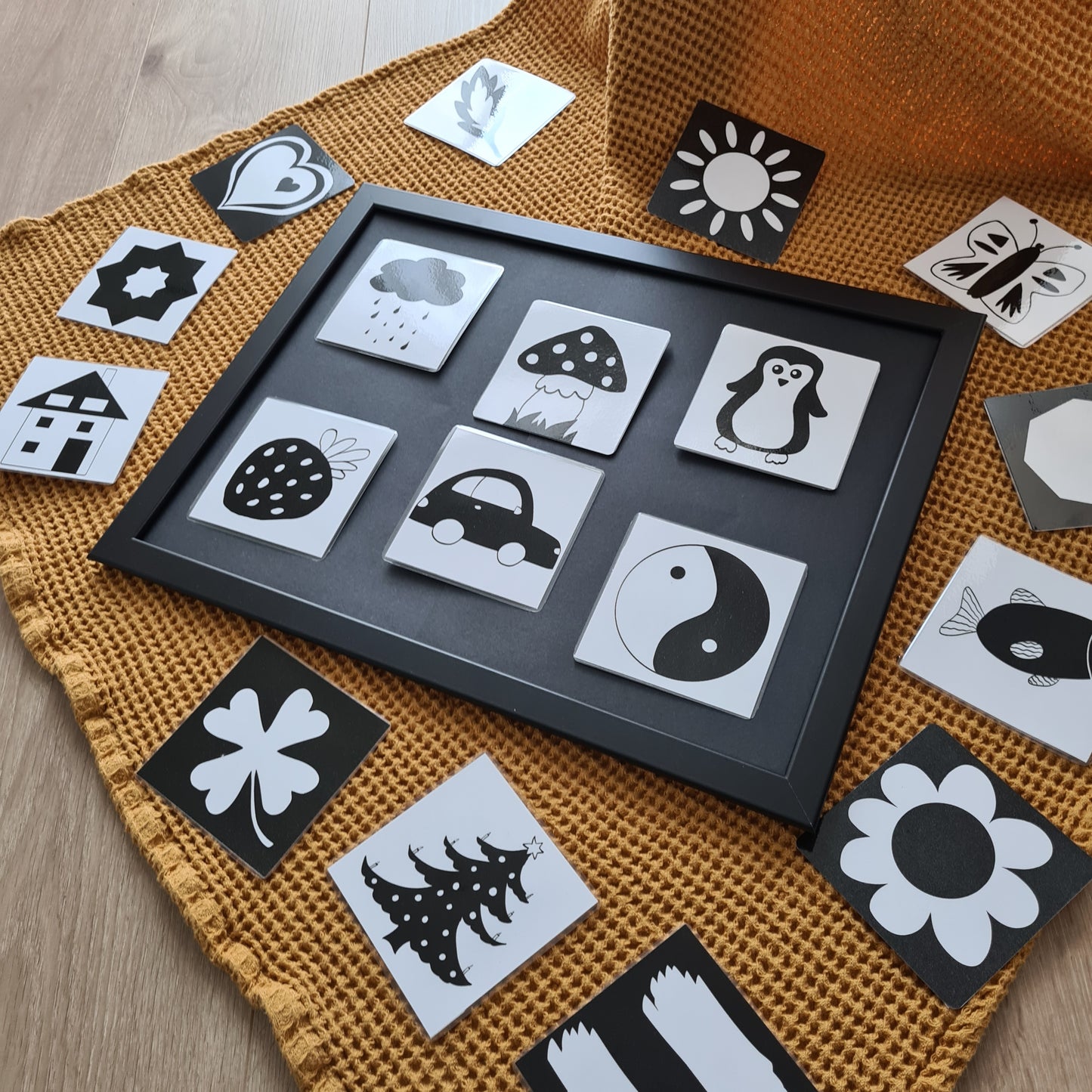 Kontrastkarten für Babys Geschenk zur Geburt schwarz weiss Bilder Montessori Material Kontrastkarten