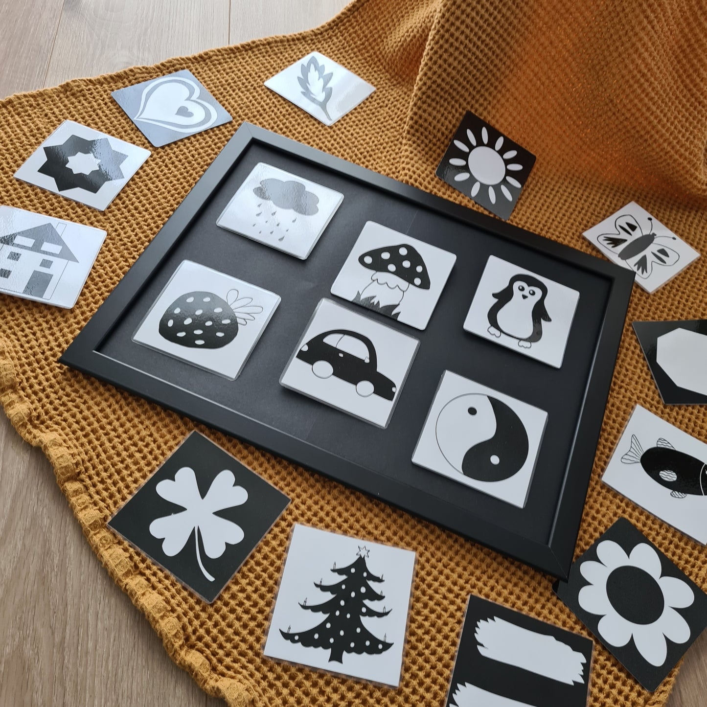 Kontrastkarten für Babys Geschenk zur Geburt schwarz weiss Bilder Montessori Material Kontrastkarten
