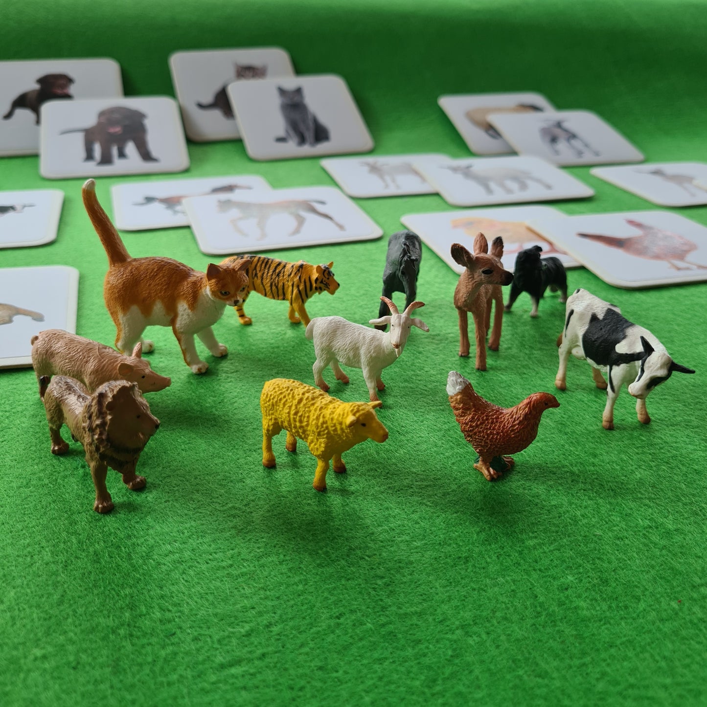 Karten von Tierkindern und Tiermamas Zuordnungsspiel Montessori Matching Game Tiere mit Tierfiguren