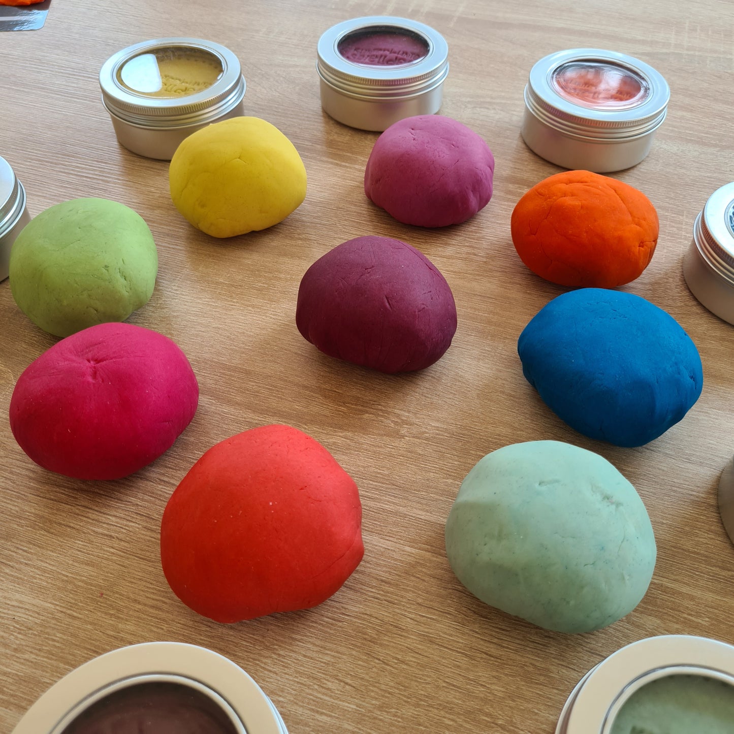 Kinderbeschäftigung mit ungiftiger Softknete Knetsets für kreative Stunden Handgemachte Knetvorlagen für Kinder Vegane Knete ohne Zusatzstoffe Langanhaltender Spielspaß mit Knete Ideale Geschenkideen für Kindergeburtstage Kreative Beschäftigung für Familienfeiern Spaßige Aktivitäten für drinnen und draußen Softknete für feinmotorische Entwicklung Knetvorlagen für fantasievolle Gestaltung Sensory Play Idee