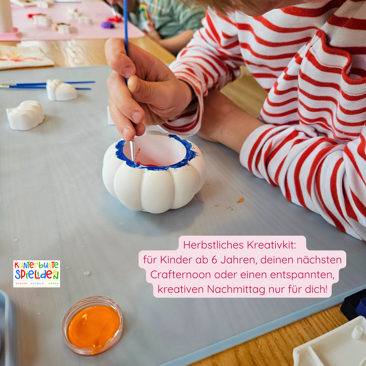 Kind bemalt Keraflott-Kürbis aus dem Kreativset Herbst – DIY Herbstdeko gestalten, Kreativset für Kinder ab 6 und Erwachsene