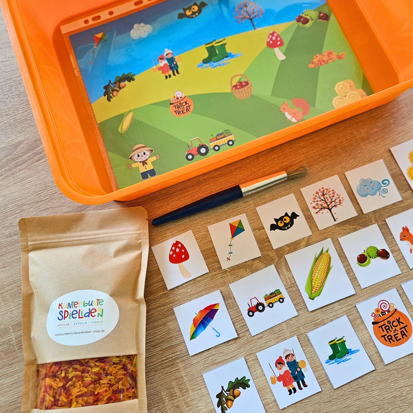 Sensorik SPiel Herbst PDF Vorlage für Regenbogenreis Spielvorlage für sensorische Materialien Suchbild Wimmelbild Sensory Play zum Ausdrucken als Schüttspiel