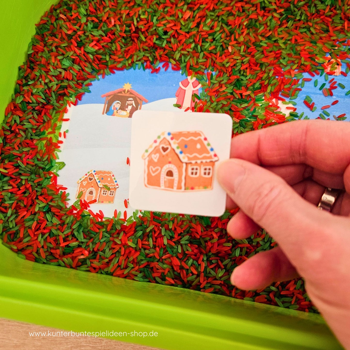 Lebkuchenhaus-Karte wird gefunden – weihnachtliches Suchspiel ab 3 für Vorschule, OGS und Morning Basket.