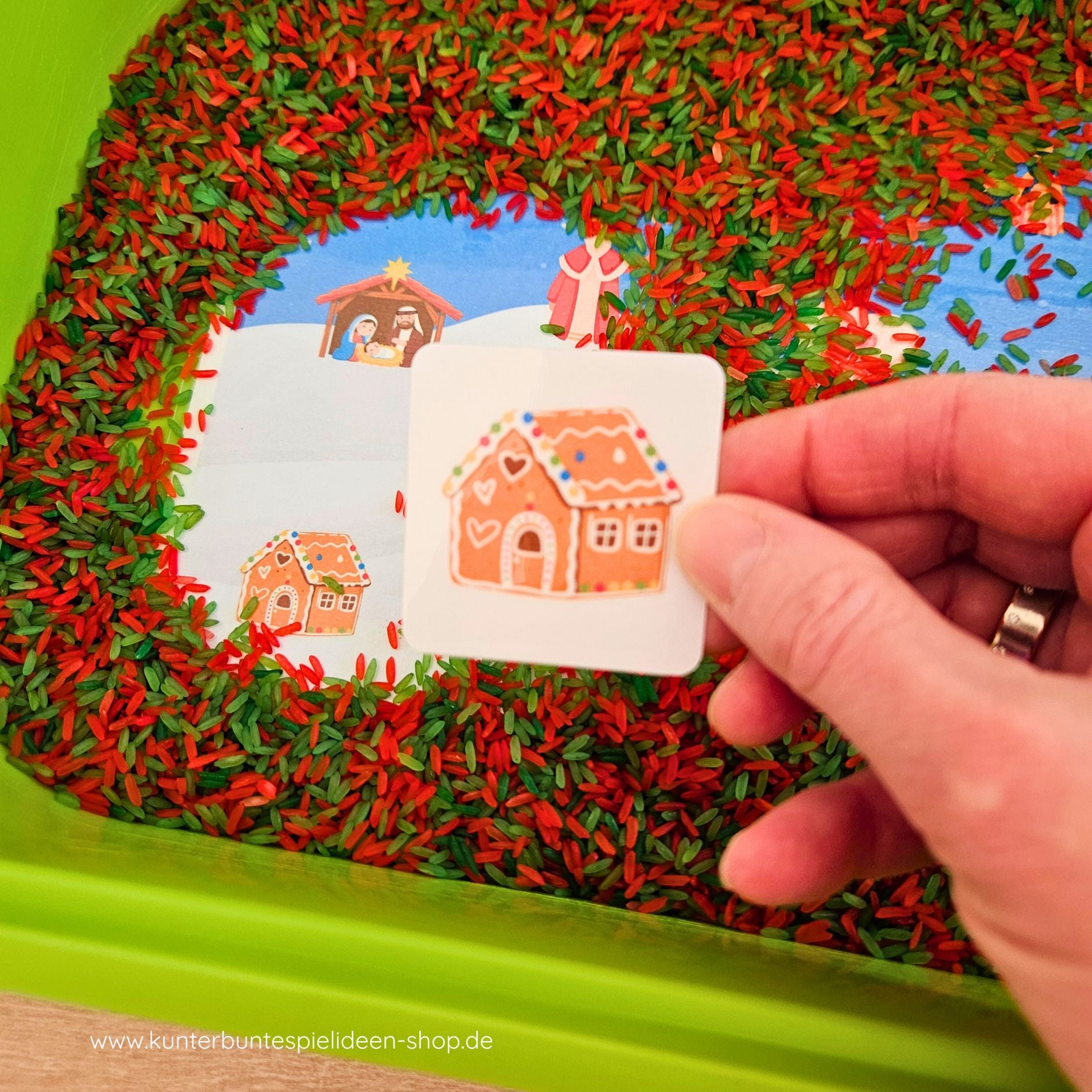 Lebkuchenhaus-Karte wird gefunden – weihnachtliches Suchspiel ab 3 für Vorschule, OGS und Morning Basket.