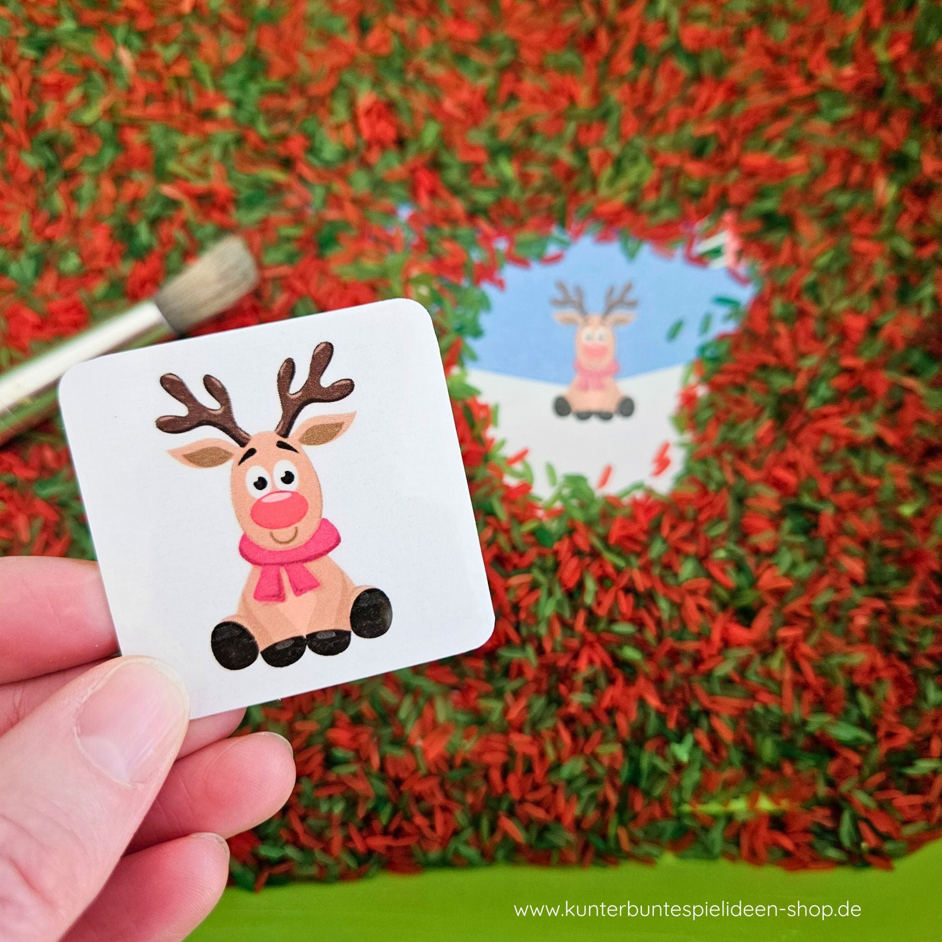 Rentier-Karte im rot-grünen Spielreis – Sensory Play Weihnachten als ruhige Feinmotorik-Übung