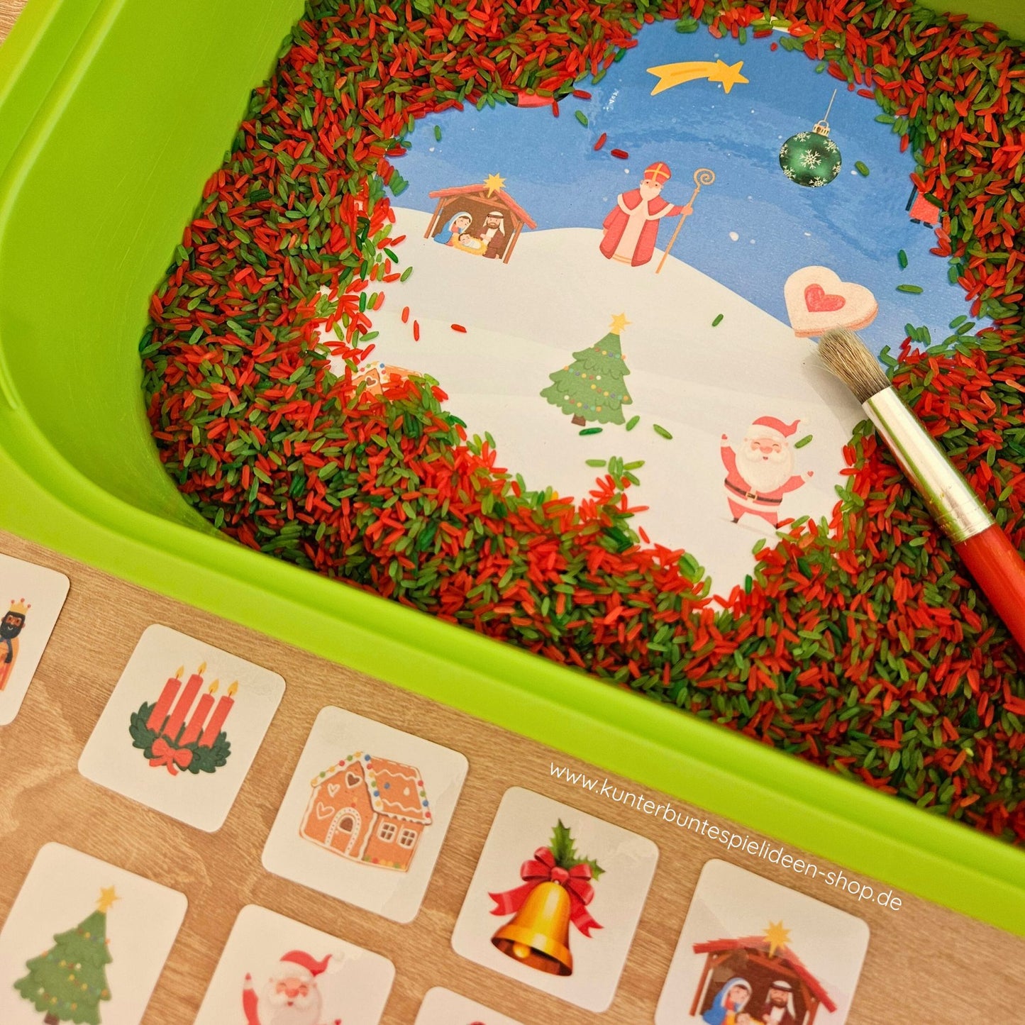 Sensorik-Tablett mit Suchfläche, Pinsel und Karten – weihnachtliches Aufmerksamkeits- und Feinmotorik-Spiel für Kinder.