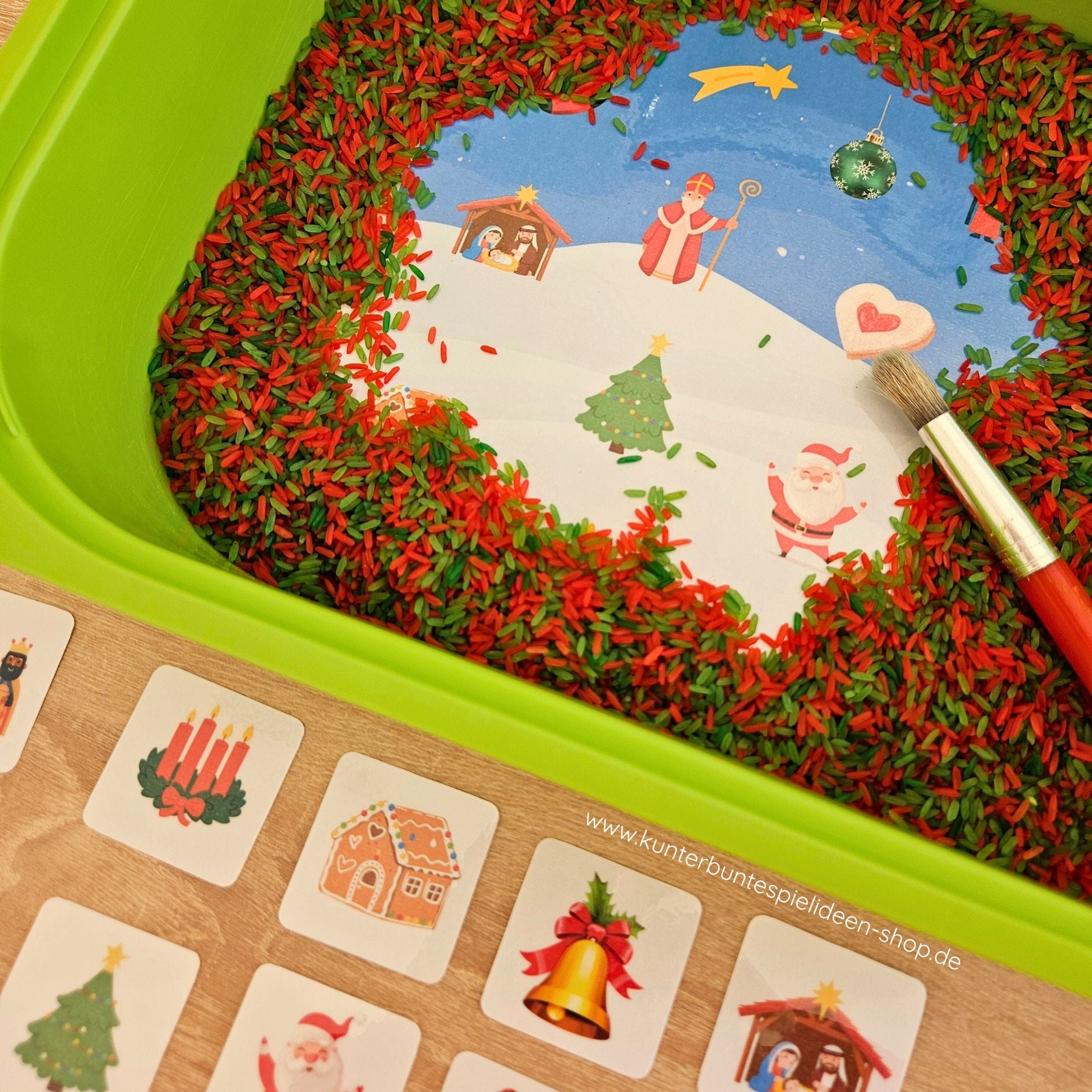 Sensorik-Tablett mit Suchfläche, Pinsel und Karten – weihnachtliches Aufmerksamkeits- und Feinmotorik-Spiel für Kinder.