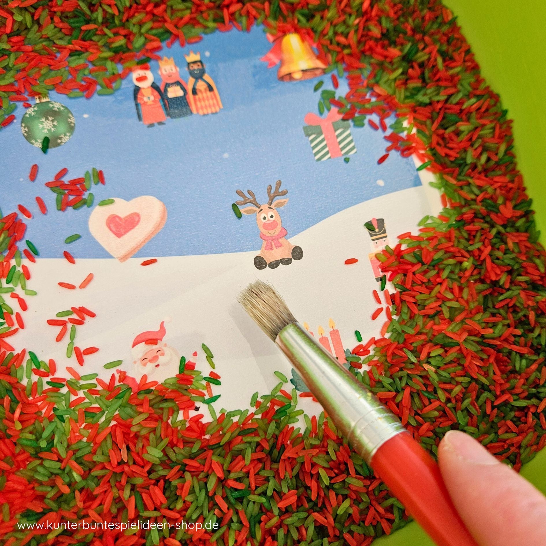 Pinsel legt Rentier, Nussknacker und Geschenk frei – Artikeltraining der/die/das für Sprachförderung und Logopädie. Druckvorlage für ein sensorisches Spiel zum Thema Weihnachten für Kinder ab 2 Jahre, Wimmelbild für sensory play