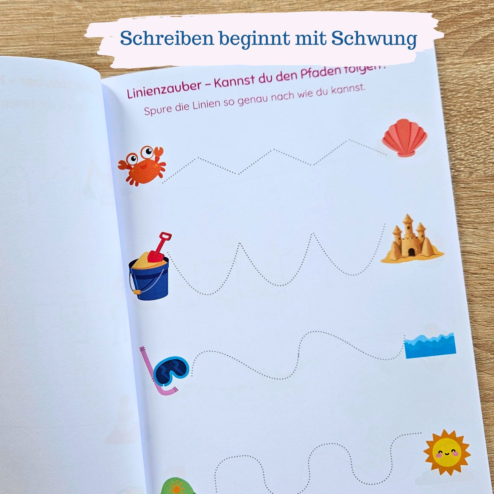 Schwungübungen für Kinder ab 3 Jahren – einfache Linien, Bögen und Muster zur Förderung der Feinmotorik. Die Übungen sind thematisch an Strand, Frühling, Sommer, Herbst, Winter, Bauernhof und Baustelle angepasst