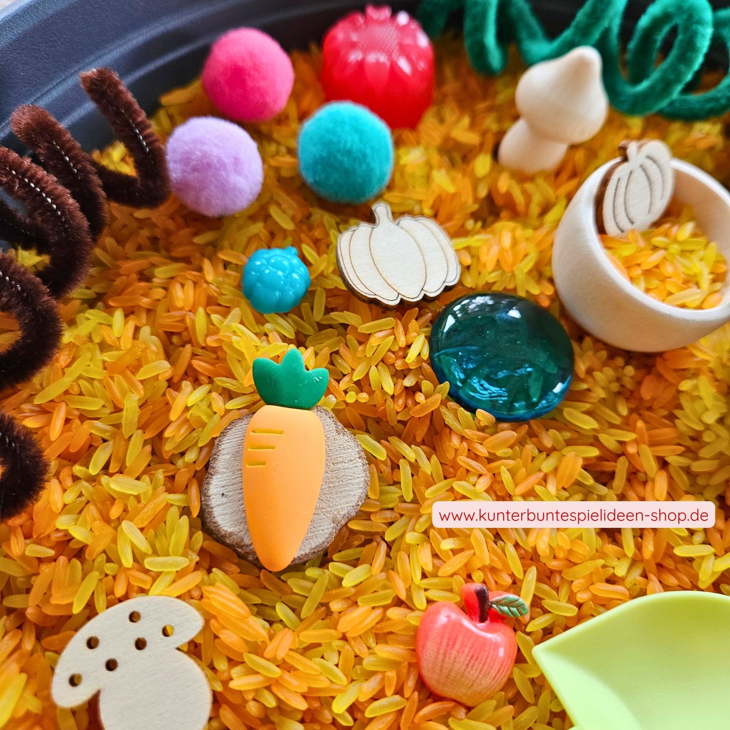 Herbstliches Sensory Play mit Karotte, Pompons, Glassteinen und Holzfiguren – sensorisches Schüttspiel für Kinder ab 3 jahren sensorik spiel erntedankfest