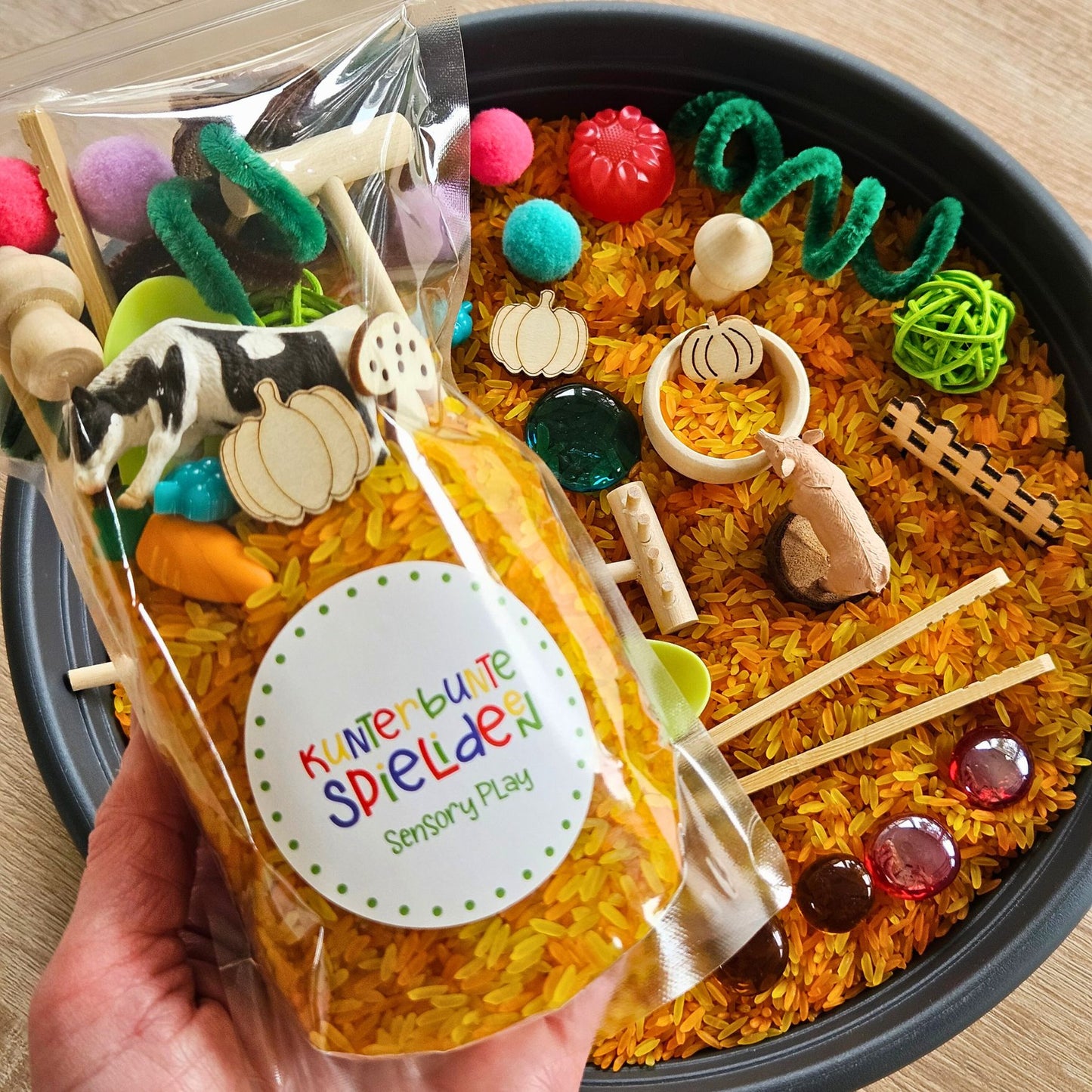 Erntedank-Sensory-Play im wiederverschließbaren Beutel mit Reis, Bauernhoftier und Naturmaterialien – Montessori Herbstspiel