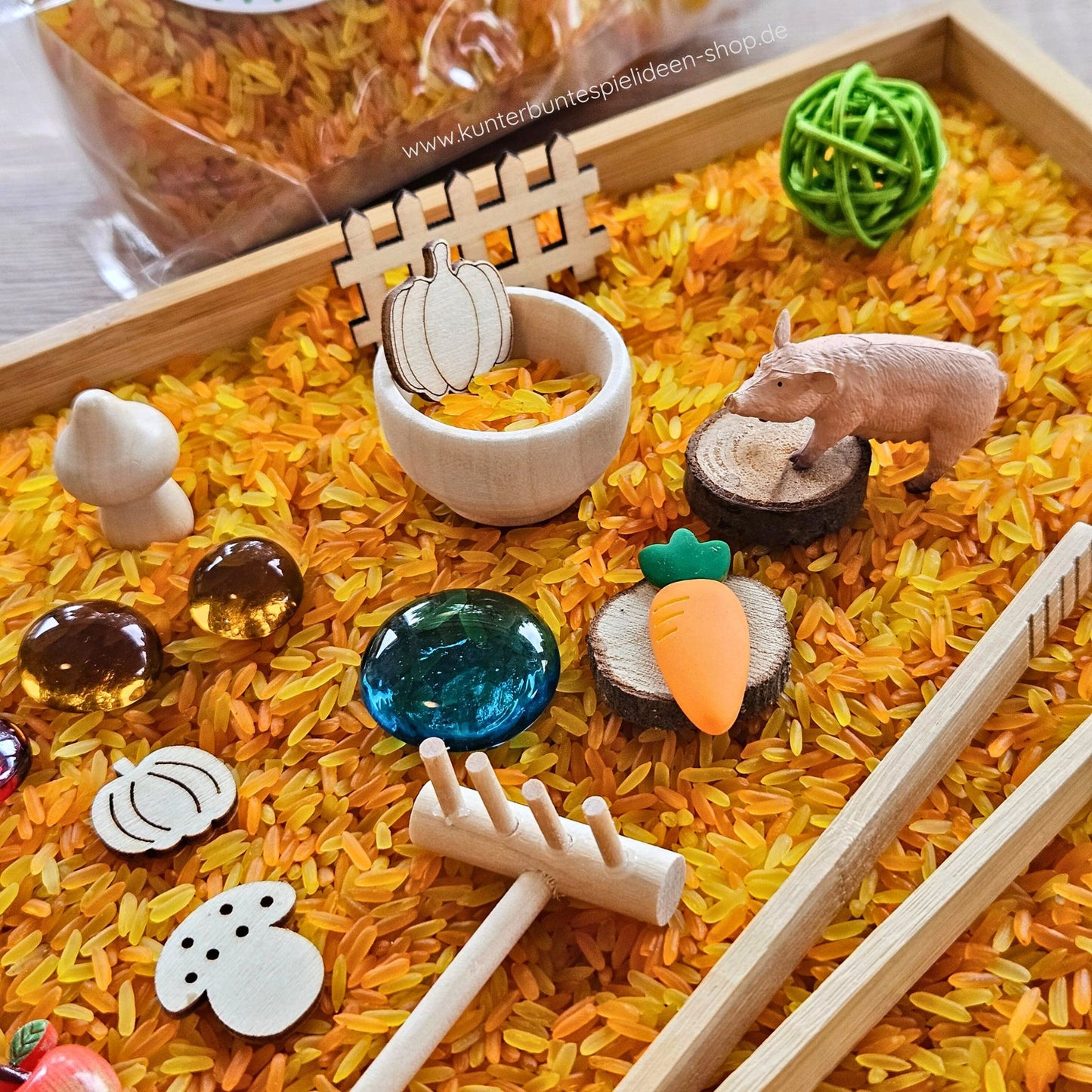 Sensorisches Spiel zum Erntedankfest – Herbst & Bauernhof mit Sensory Play auf dem Aktionstablett entdecken