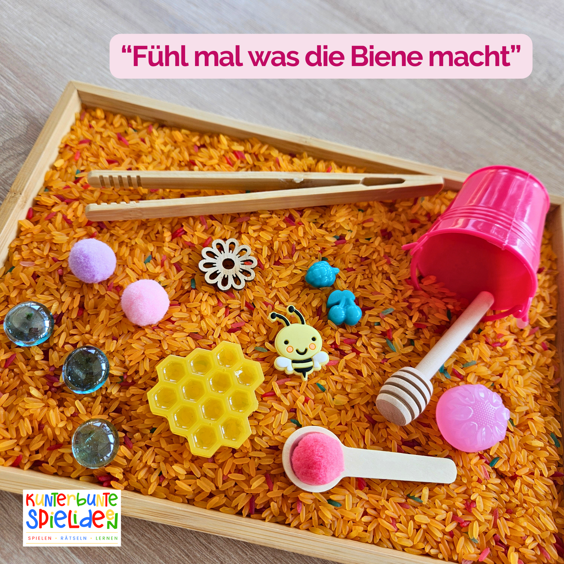 Ein Sensorik-Spielset für Kinder, bestehend aus sensorischem Reis, bunt gefärbt in den Farben Orange, Blau, Rot und Pink. Das Set beinhaltet verschiedene Schüttwerkzeuge wie eine Zange und einen Löffel, eine detailgetreue, aus Resin gegossene Honigwabe und weitere lose Teile zur Förderung der Feinmotorik und sensorischen Wahrnehmung. Ideal für spielerisches Lernen und Entdecken im Kindergarten oder zu Hause.