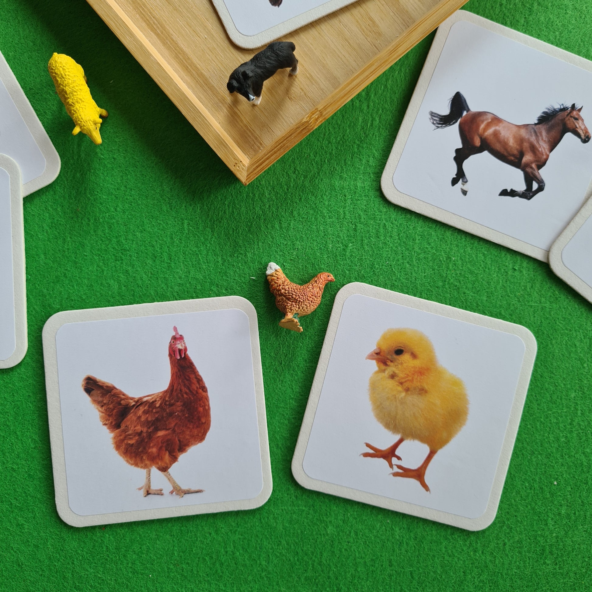 Karten von  Tierkindern und Tiermamas Zuordnungsspiel Montessori Matching Game Tiere mit Tierfiguren