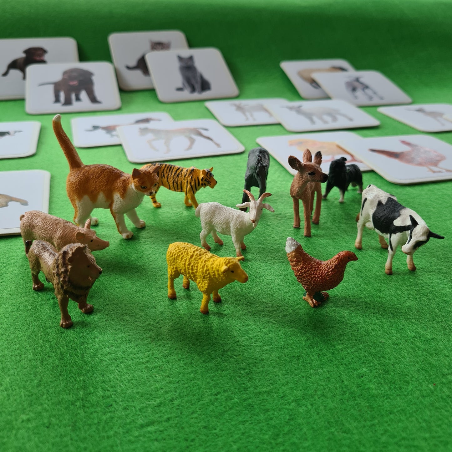 Karten von  Tierkindern und Tiermamas Zuordnungsspiel Montessori Matching Game Tiere mit Tierfiguren