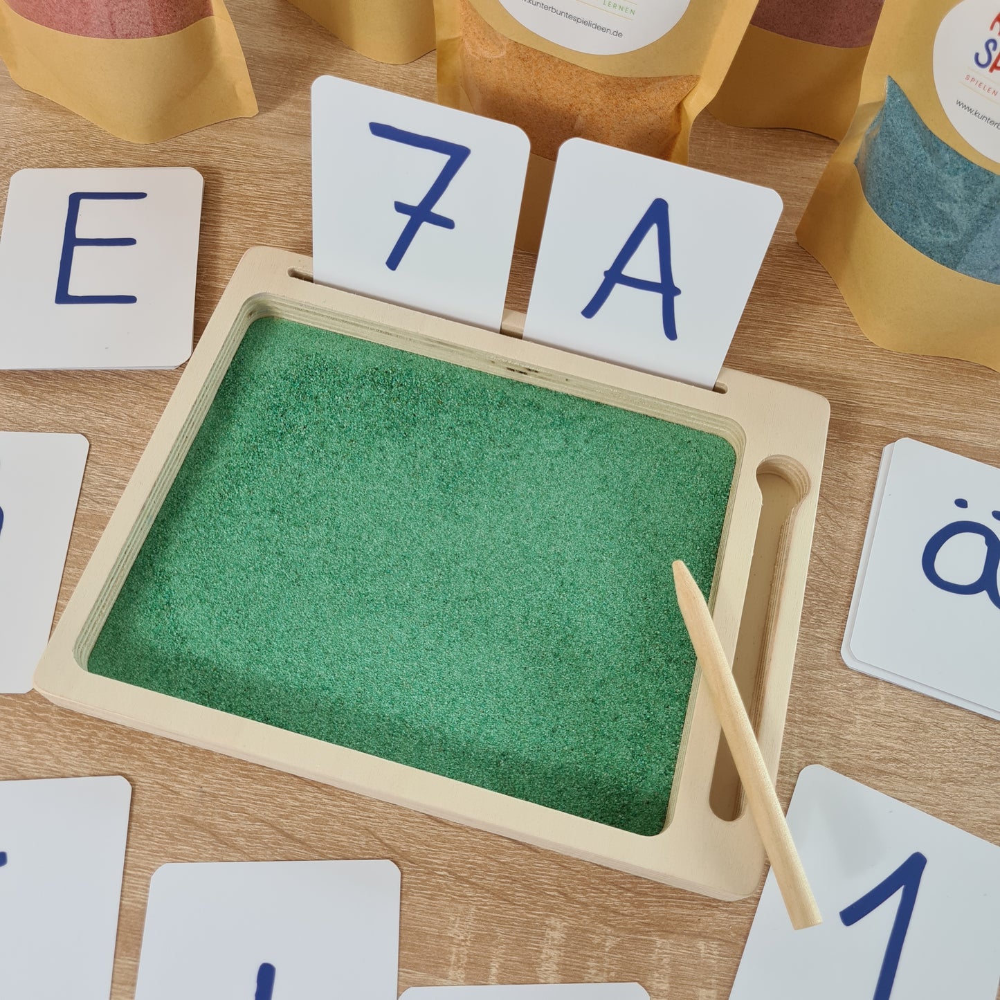 Montessori Sandtablett mit gefärbtem Sand und hochwertigem Kartenset: Groß- und Kleinschriftbuchstaben, Zahlen. Grundschrift. Perfektes Geschenk für Einschulung und Vorschule, Geschenk für die Zuckertüte. Buchstabenkarten mit Grundschrift. Zum Schreiben und Rechnen lernen