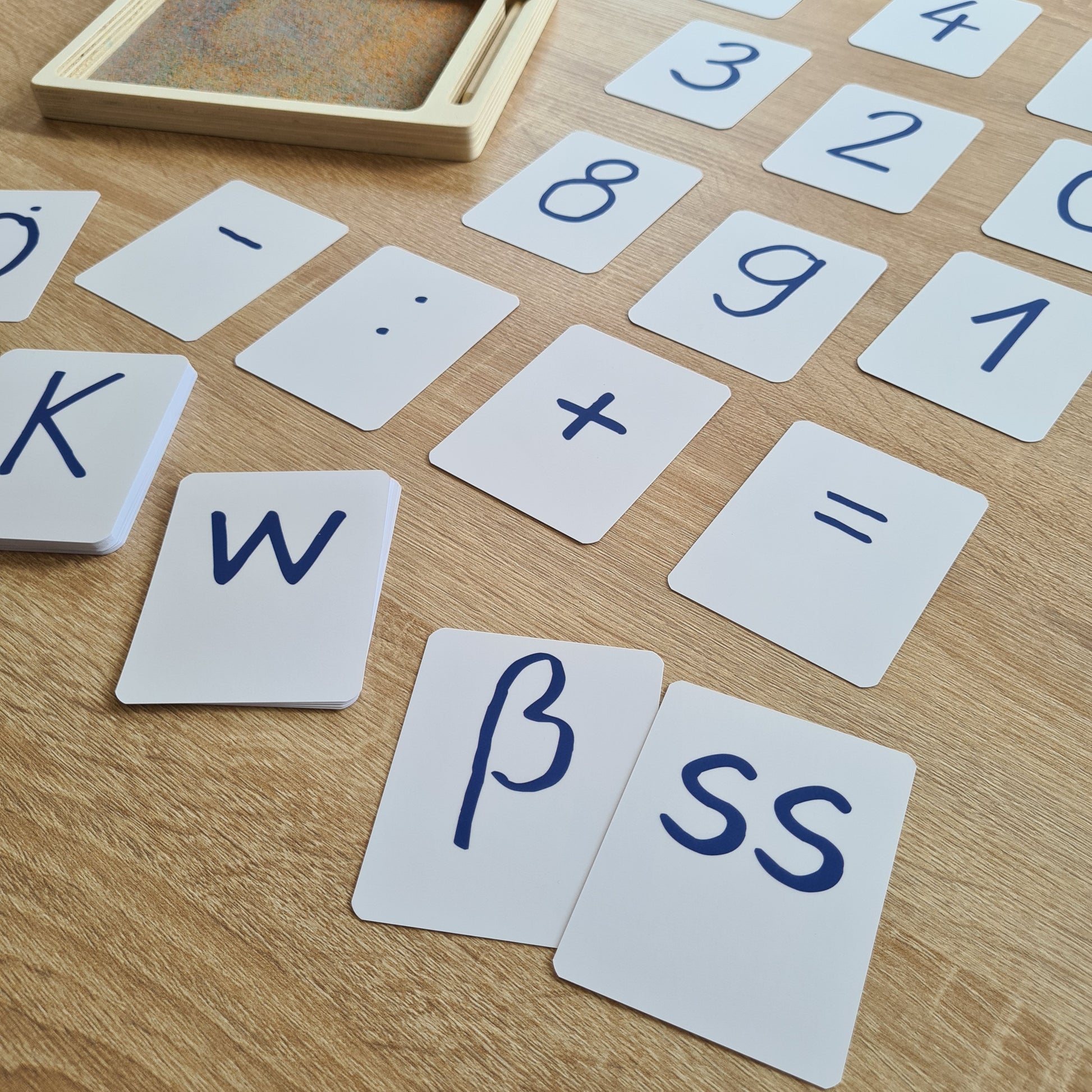 Montessori Sandtablett mit gefärbtem Sand und hochwertigem Kartenset: Groß- und Kleinschriftbuchstaben, Zahlen. Grundschrift. Perfektes Geschenk für Einschulung und Vorschule, Geschenk für die Zuckertüte. Buchstabenkarten mit Grundschrift. Zum Schreiben und Rechnen lernen