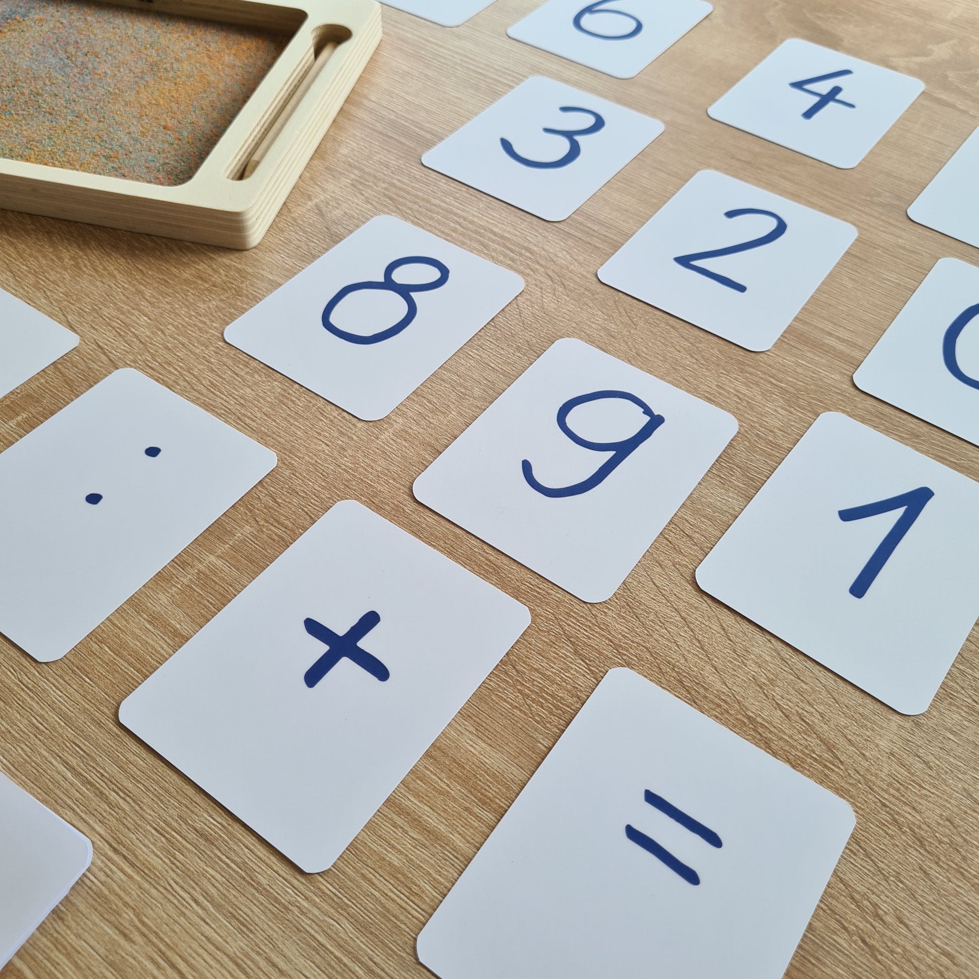 Montessori Sandtablett mit gefärbtem Sand und hochwertigem Kartenset: Groß- und Kleinschriftbuchstaben, Zahlen. Grundschrift. Perfektes Geschenk für Einschulung und Vorschule, Geschenk für die Zuckertüte. Buchstabenkarten mit Grundschrift. Zum Schreiben und Rechnen lernen