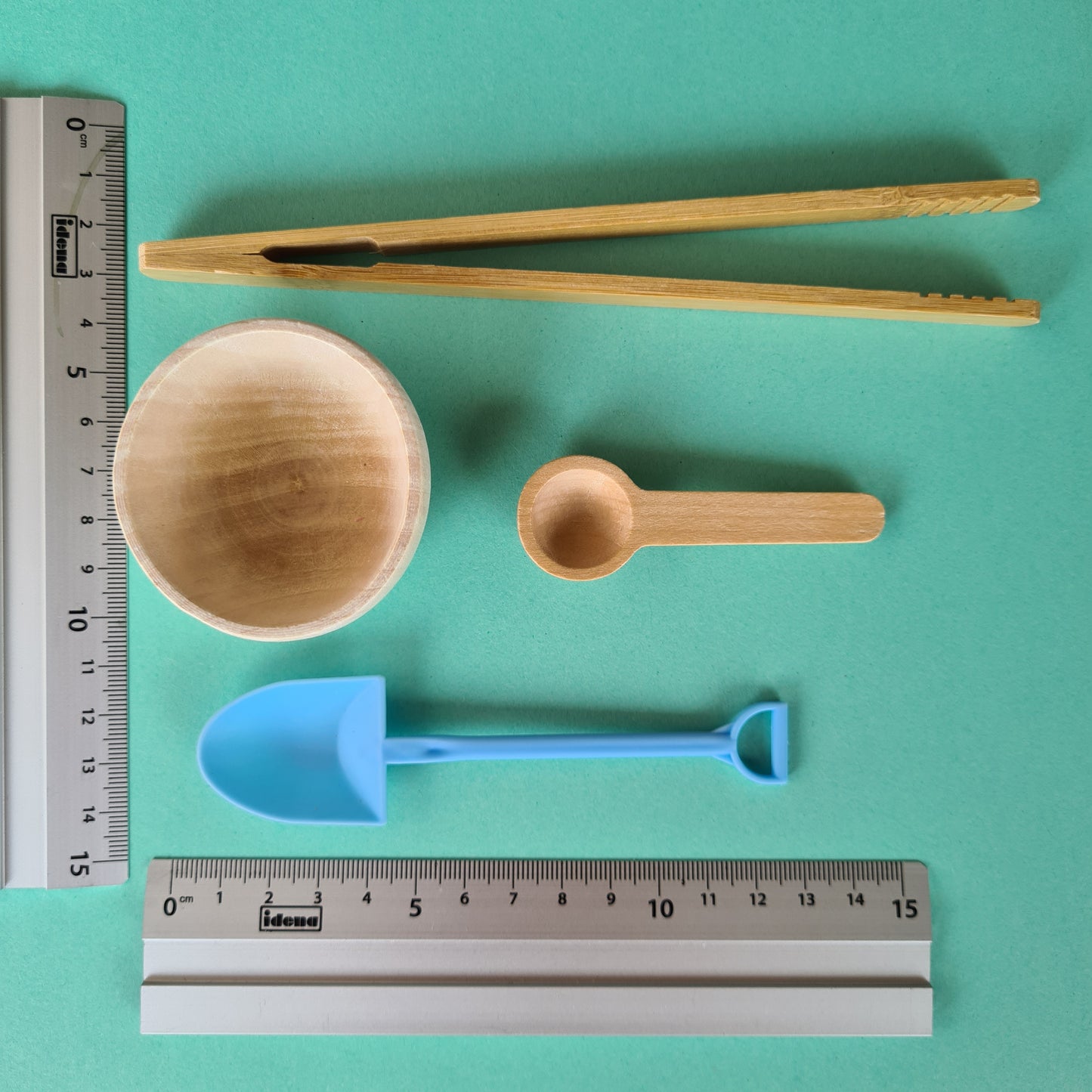 Sensorischer Reis, Montessori Material, gefärbter Reis mit Schüttwerkzeugen und Schüttmaterialien, Einhorn Tierfigur, Holz Schüttwerkzeuge