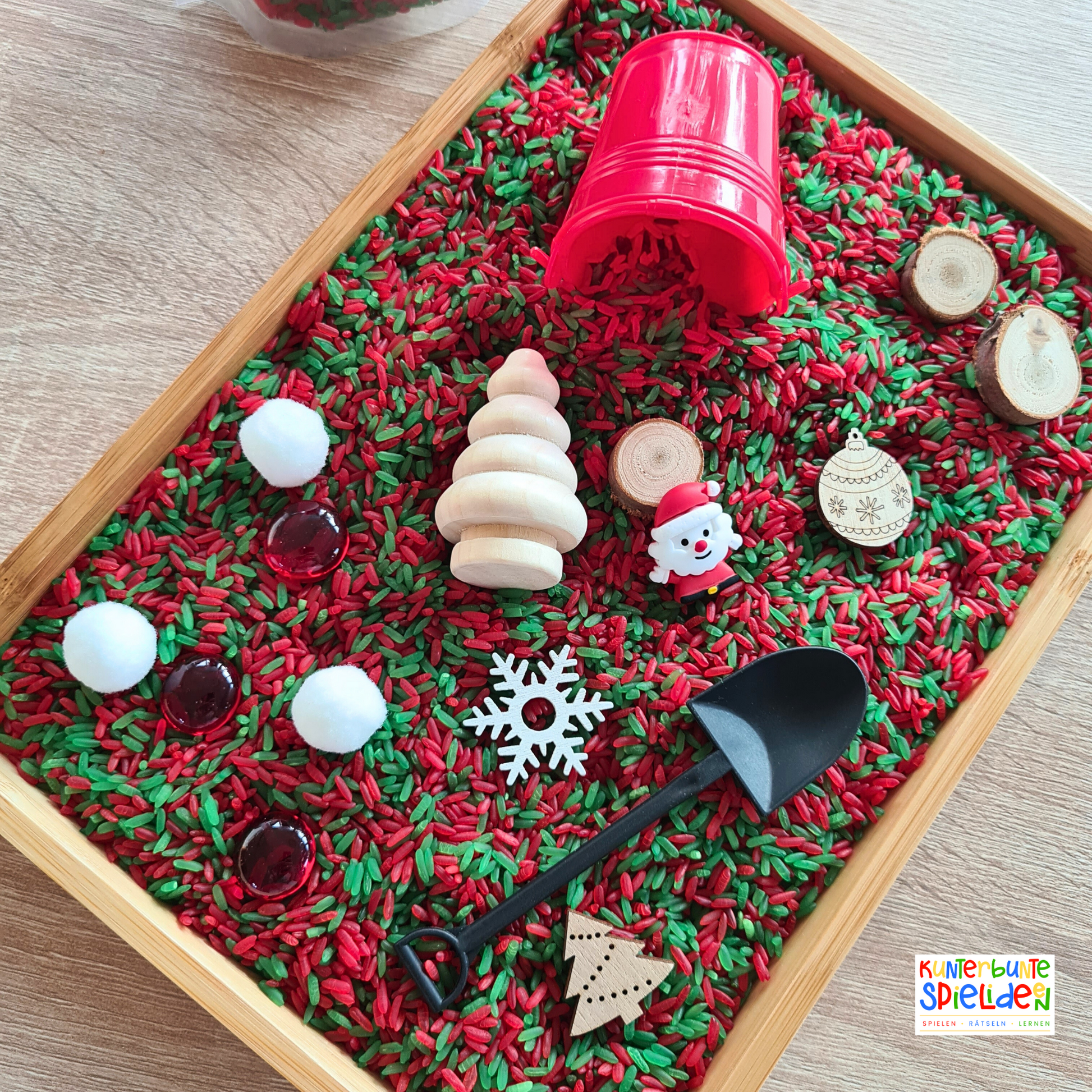 Sensory Play mit sensorischem Reis Weihnachten Aktionstablett Montessori Geschenk ab 3 Jahre Geschenk ab 4 Jahre Geschenk ab 2 jahre Sinnesspiel Sensory Play Weihnachtszeit mit Schüttwerkzeugen