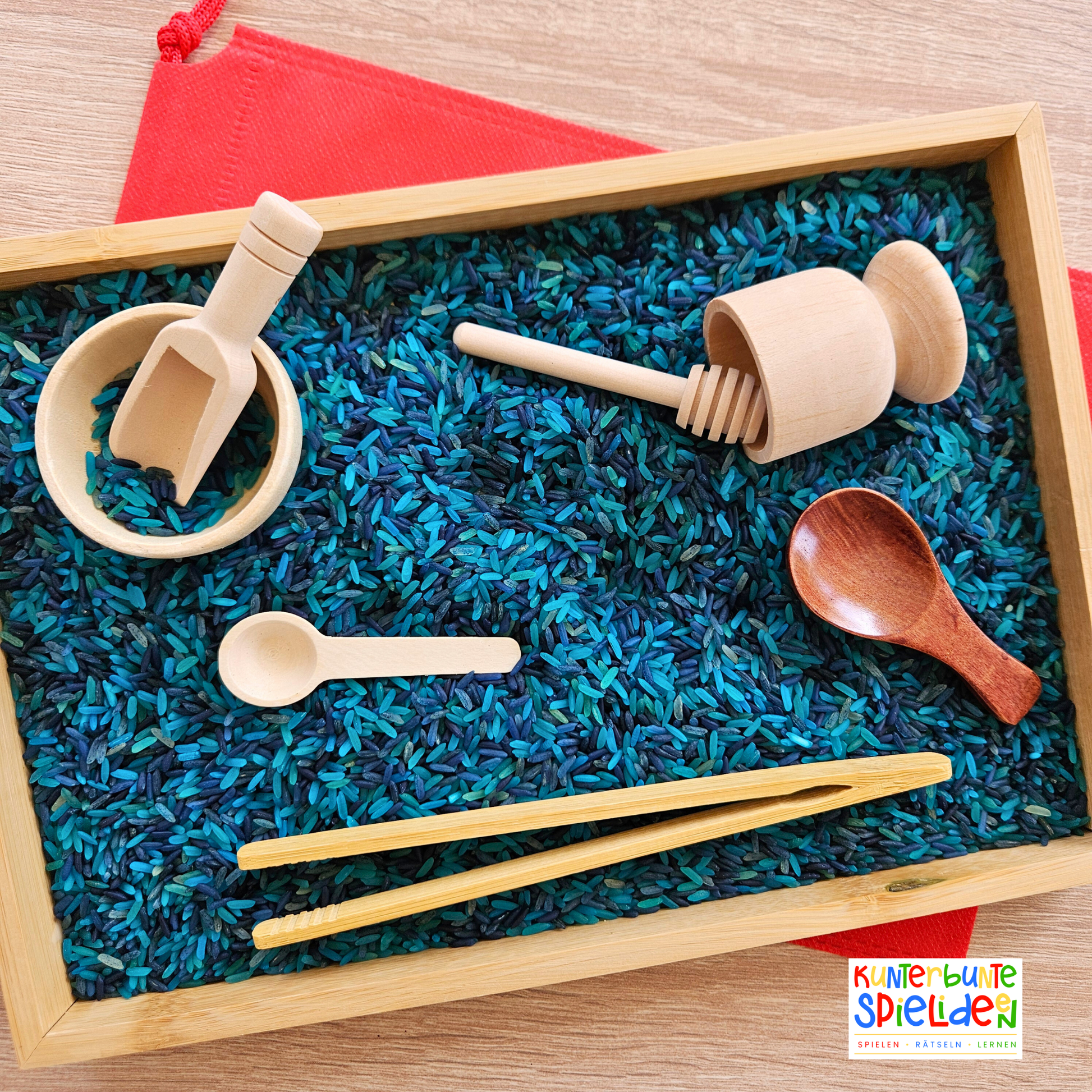 Komplettset Montessori Schüttwerkzeuge mit Aktionstablett und sensorischem Reis – Sensory Play Material für Schüttspiele und Umfüllen ab 3