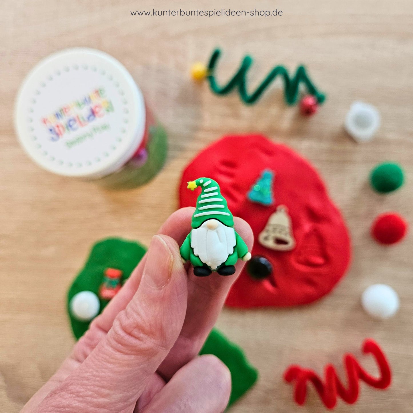 Geschenk für die Wichtelzeit & ruhige Beschäftigung in der Weihnachtszeit: Knete mit Weihnachtswichtel