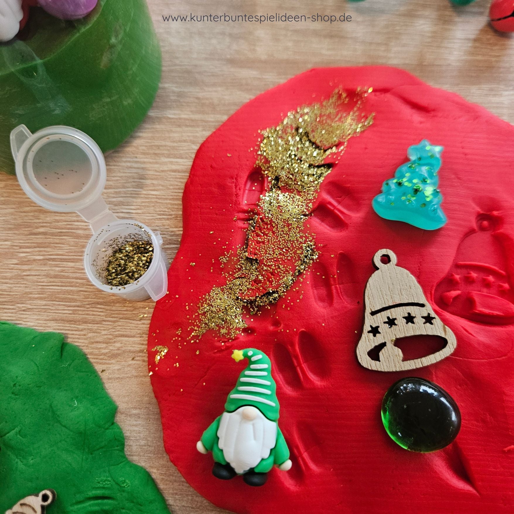 Rote/grüne Softknete mit Wichtelspuren und Zubehör – sensorisches Spiel; Wichteleinzug Set mit Knete, Wichteltür Einzug Geschenk.