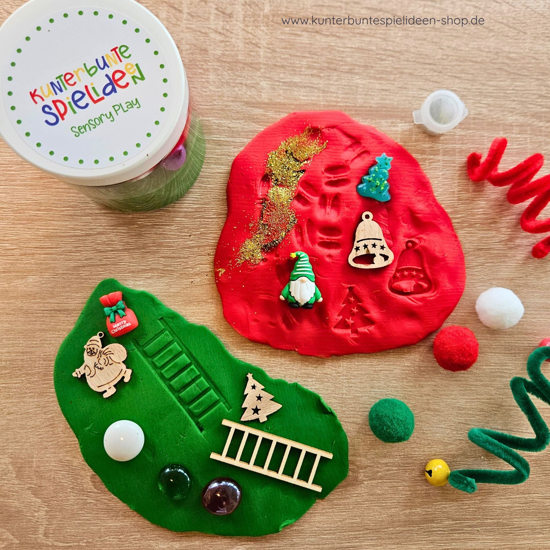 Spielszene mit roter/grüner Knete, Pfeifenreiniger, Glöckchen – Wichteltür Einzug Geschenk, sensorisches Spiel / Sensory Play.