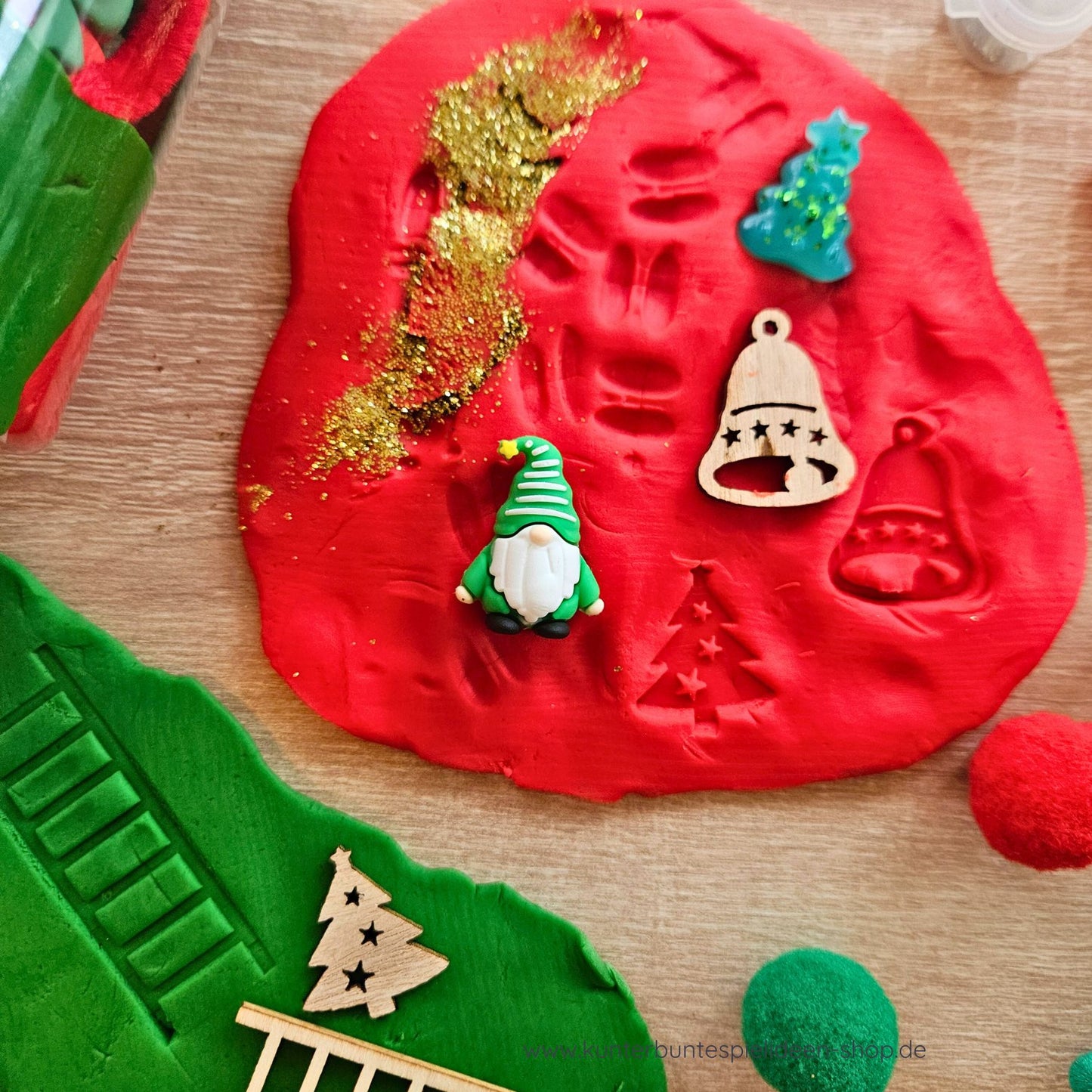 Rote Knete mit Wichtelspuren, Resin-Tannenbaum, Holzglöckchen – ruhige Beschäftigung in der Wichtelzeit, Lernspielzeug.