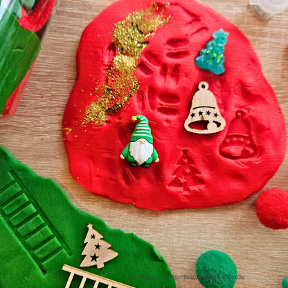 Rote Knete mit Wichtelspuren, Resin-Tannenbaum, Holzglöckchen – ruhige Beschäftigung in der Wichtelzeit, Lernspielzeug.