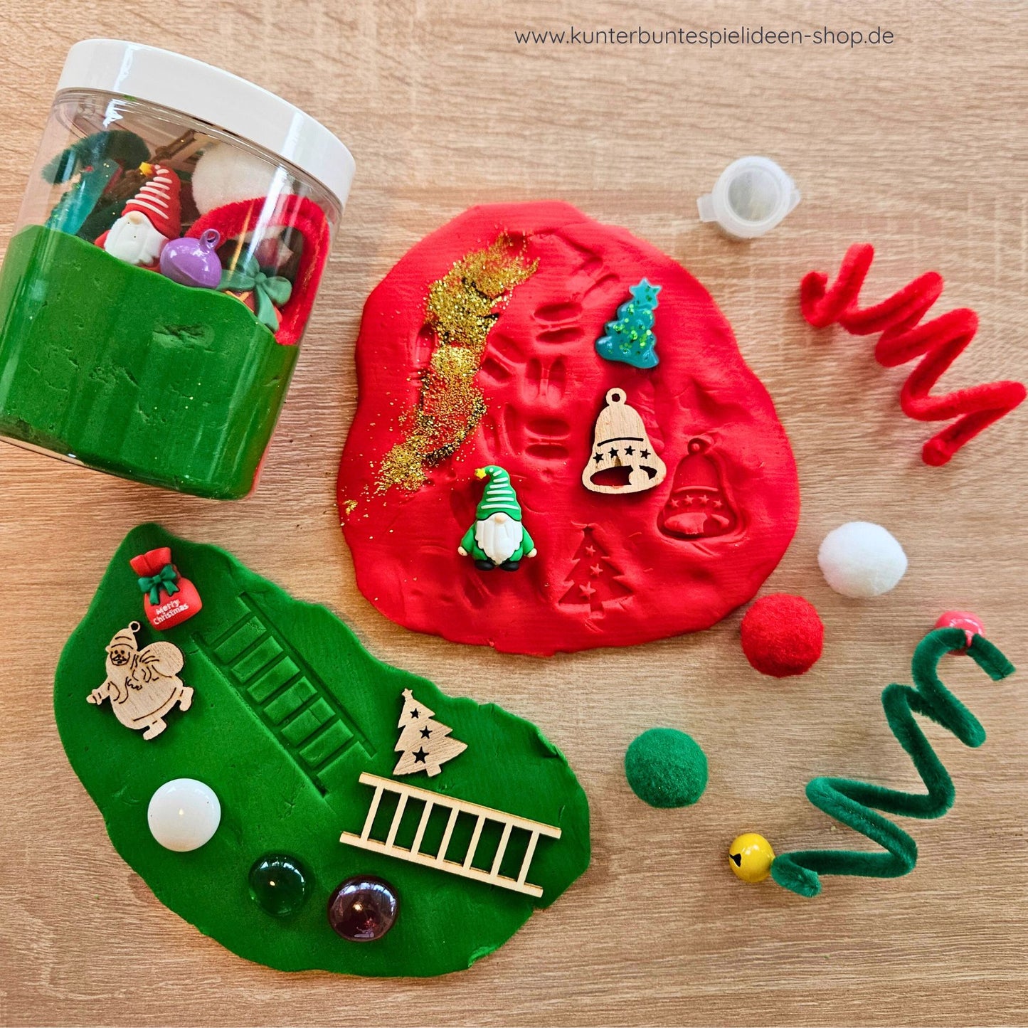 Close-up vom Glas mit Wichtel und Tannenbaum – Wichteleinzug Set mit Knete, Geschenk Wichtel Einzug Kindergarten, Lernspielzeug.