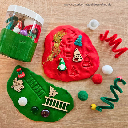 Close-up vom Glas mit Wichtel und Tannenbaum – Wichteleinzug Set mit Knete, Geschenk Wichtel Einzug Kindergarten, Lernspielzeug.