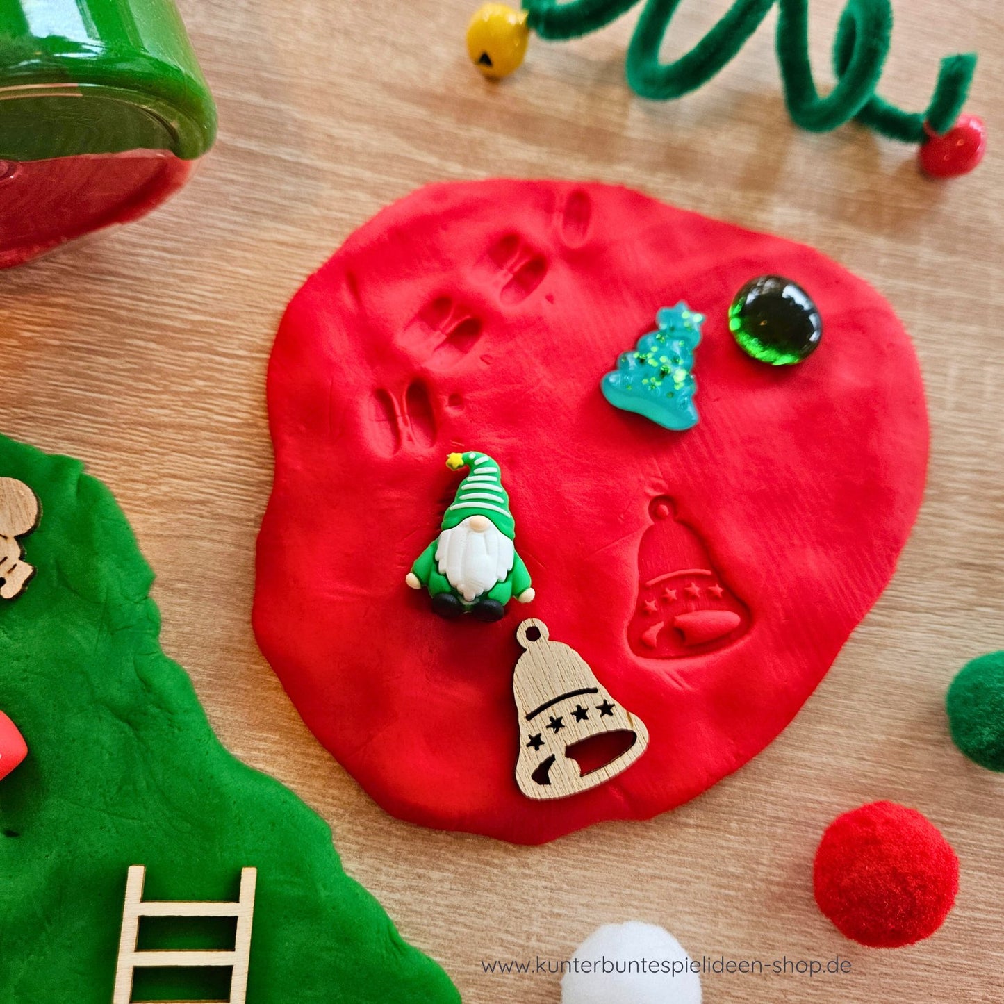 Rote Knete mit Wichtelspuren, Resin-Tannenbaum, Holzglöckchen – ruhige Beschäftigung in der Wichtelzeit, Lernspielzeug.