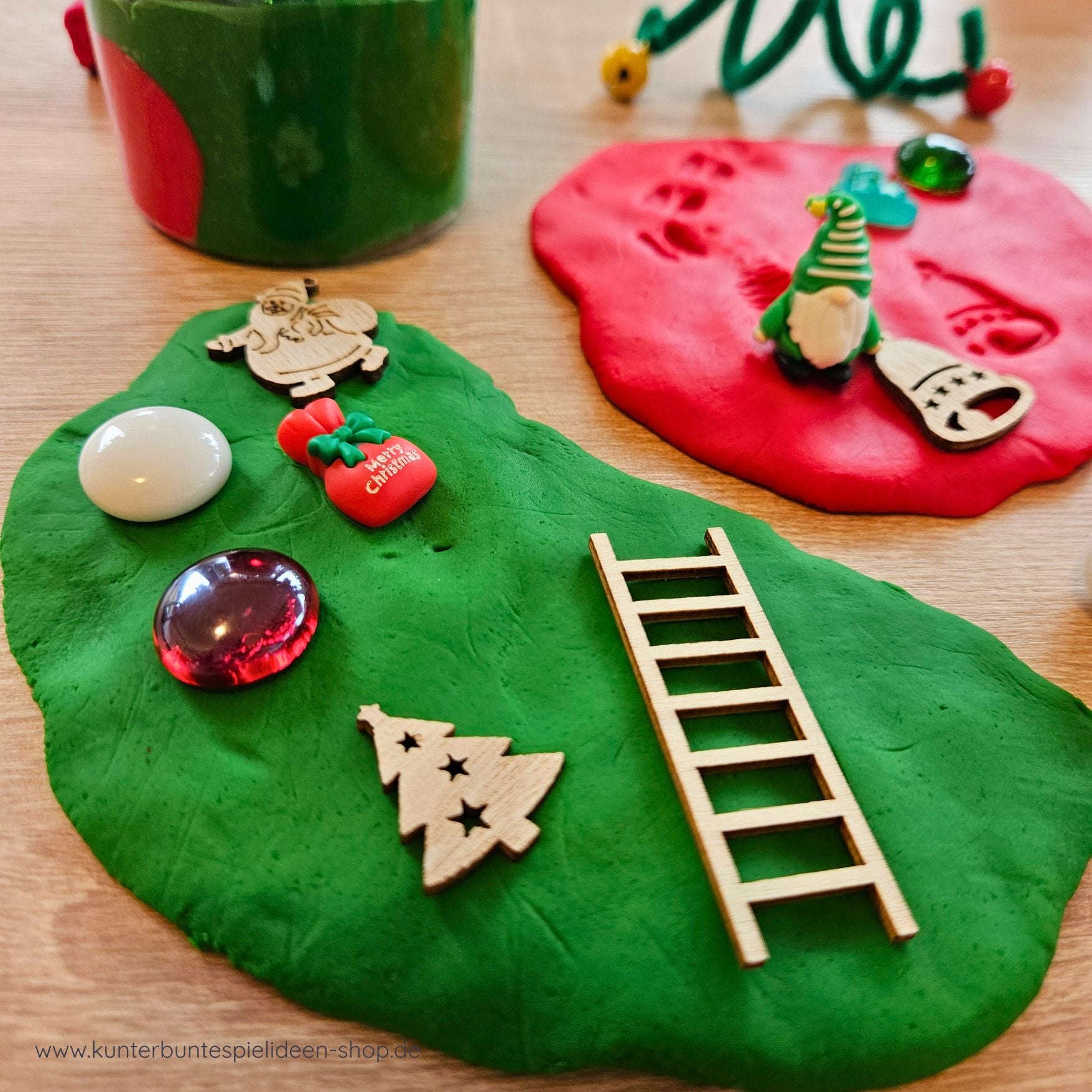 Rote und grüne Softknete mit Wichtelspuren und Zubehör; Wichteleinzug Set mit Knete – Wichteltür Einzug Geschenk, Spielidee Wichtelzeit Zuhause.