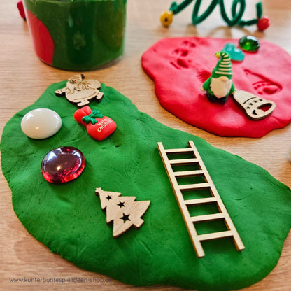 Rote und grüne Softknete mit Wichtelspuren und Zubehör; Wichteleinzug Set mit Knete – Wichteltür Einzug Geschenk, Spielidee Wichtelzeit Zuhause.