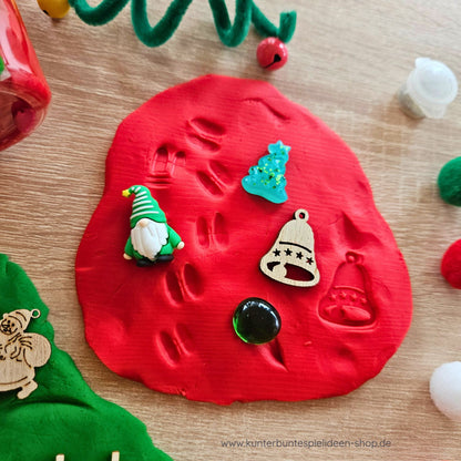 Wichtelfigur zwischen Zubehör vor Knetflächen – Geschenk zum Wichteleinzug, Wichtelzeit Set mit Knete, Sensory Play.