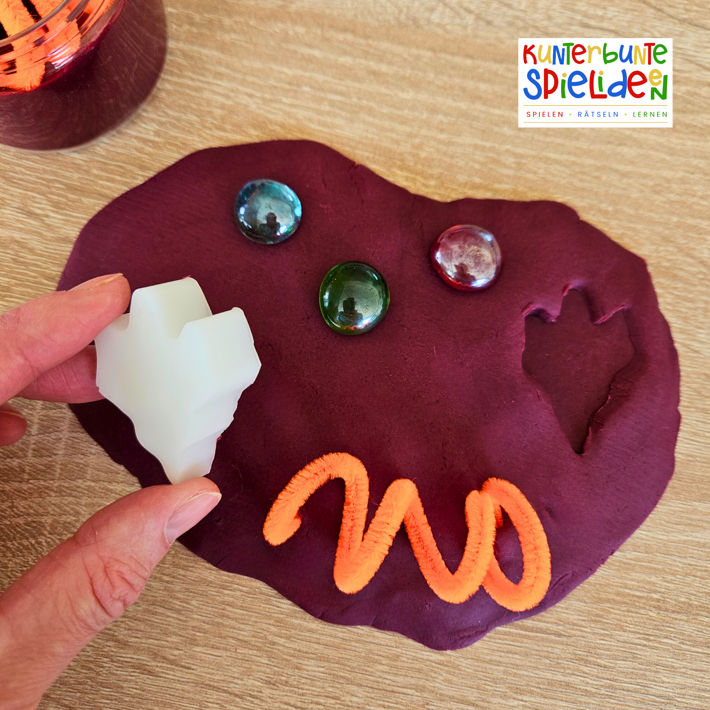 Halloween Play Dough Kit handgemachte vegane Knete mit losenTeilen Kreatives Spiel für Kinder für Halloween und in der Herbstzeit,Knete für Kinder, Gastgeschenk, Kleines Geschenk zu Halloween unter 10 Euro