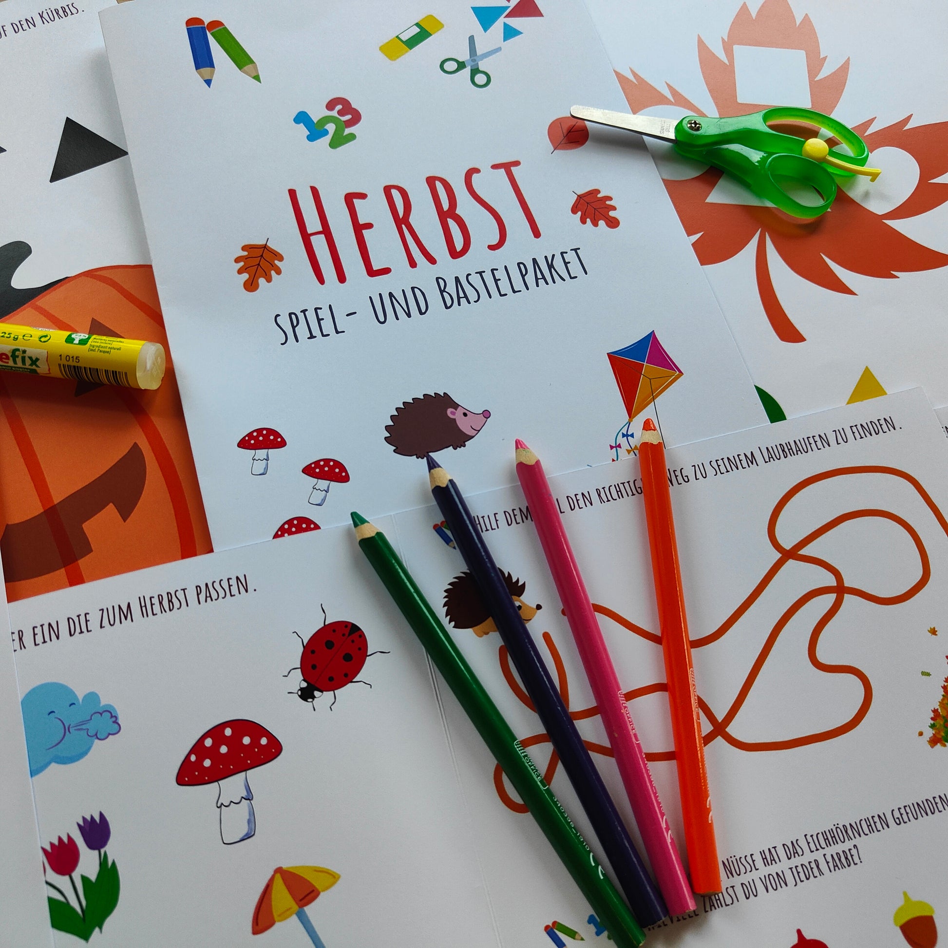 in buntes Lernblatt für Kleinkinder mit verschiedenen Herbstmotiven wie Kürbis, Eichhörnchen und gestrichelten Linien zum Ausschneiden. Gedruckt auf stabilem Papier und mit spielerischen Übungen zum Zählen, Formen erkennen und Ausmalen. Ideal für die Förderung von Feinmotorik und kognitiven Fähigkeiten.