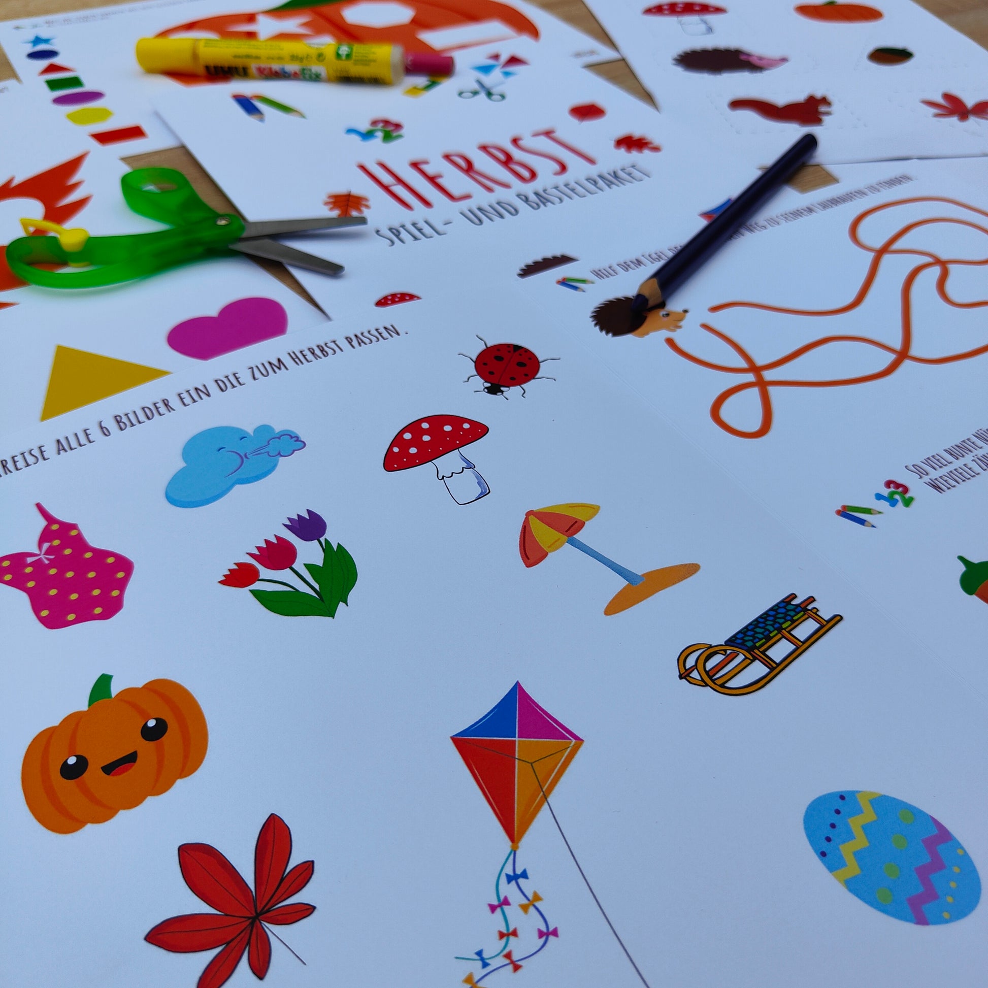 in buntes Lernblatt für Kleinkinder mit verschiedenen Herbstmotiven wie Kürbis, Eichhörnchen und gestrichelten Linien zum Ausschneiden. Gedruckt auf stabilem Papier und mit spielerischen Übungen zum Zählen, Formen erkennen und Ausmalen. Ideal für die Förderung von Feinmotorik und kognitiven Fähigkeiten.