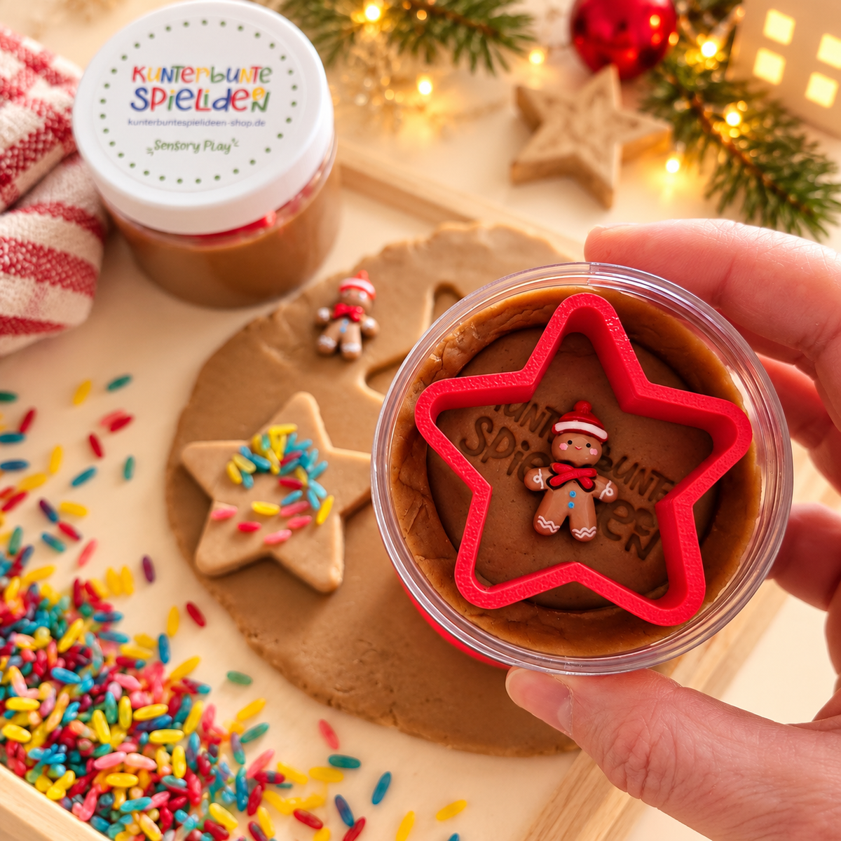 Kleine Adventskalenderfüllung für Kinder: Weihnachtsbäckerei Knetset mit brauner Knete, rotem Stern-Plätzchenausstecher und Lebkuchenmännchen.