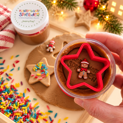 Kleine Adventskalenderfüllung für Kinder: Weihnachtsbäckerei Knetset mit brauner Knete, rotem Stern-Plätzchenausstecher und Lebkuchenmännchen.