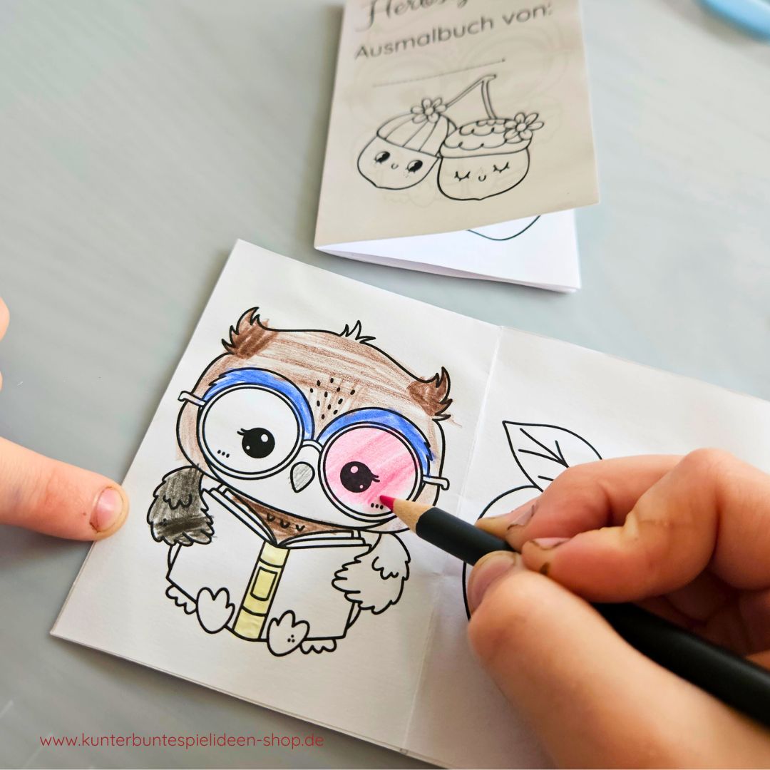 Kind malt im Mini-Ausmalbuch Herbst eine niedliche Eule mit Buntstiften an – kreative Bastelidee für den Herbst zum Ausdrucken, Beschäftigung für Kinder ab 3 Jahren, Kita und Vorschule.