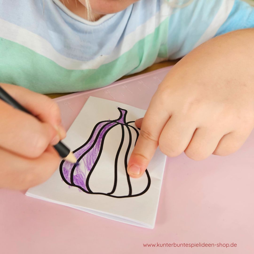 Herbstliches Ausmalbuch zum Selberfalten – Kind malt einen Kürbis bunt an. Perfekte Bastelidee im Herbst, Mitgebsel für Kindergeburtstage, PDF-Druckvorlage für Kita und Zuhause.