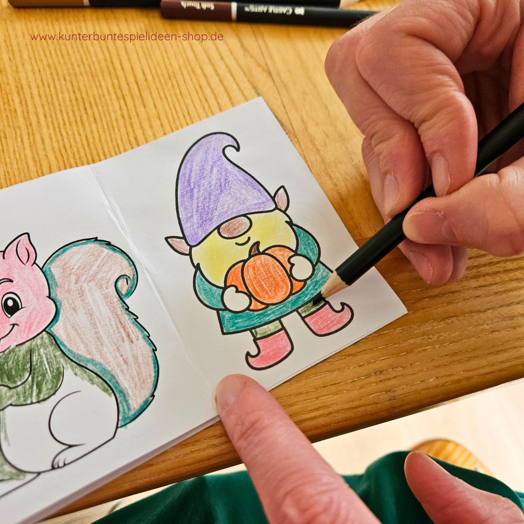 Mini-Ausmalbuch Herbst ein Mini Faltheft mit süßem Herbstwichtel-Motiv – Bastelidee zum Ausdrucken für Kinder ab 3 Jahren. Kreative Beschäftigungsidee für Herbstnachmittage, Kita und Bastelset für Geburtstage.