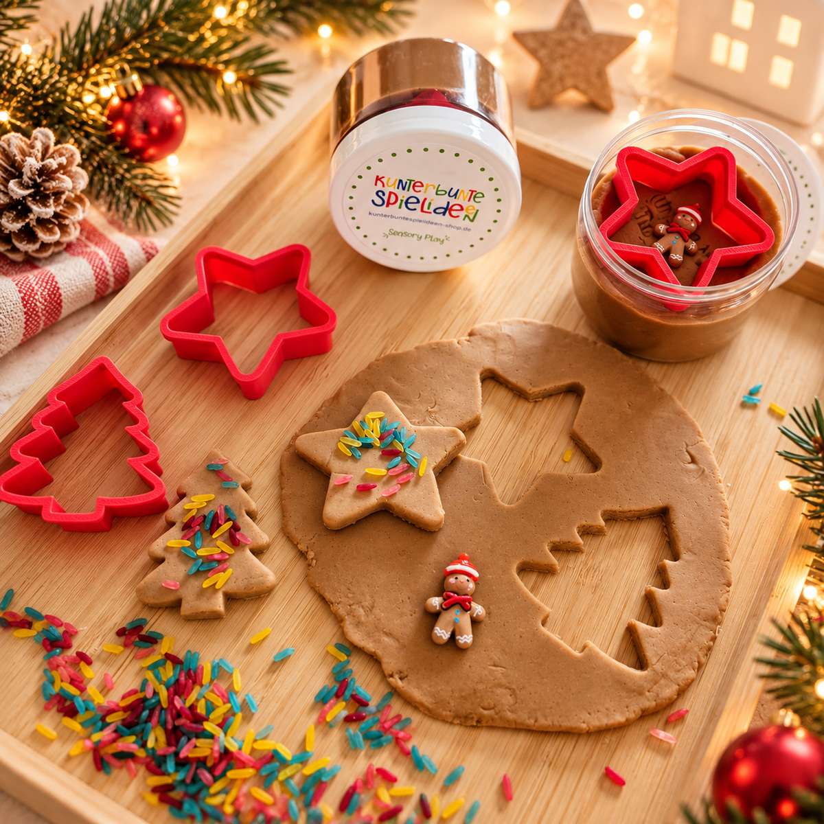 Kreative Weihnachtsbeschäftigung für Kinder zu Hause oder in der Kita mit brauner Knete, weihnachtlichen Ausstechformen und bunten Reisstreuseln.
