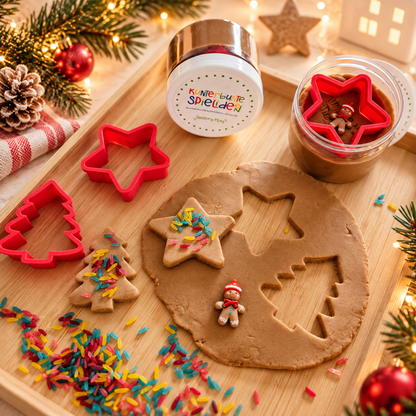 Kreative Weihnachtsbeschäftigung für Kinder zu Hause oder in der Kita mit brauner Knete, weihnachtlichen Ausstechformen und bunten Reisstreuseln.
