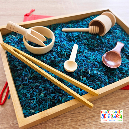 Montessori Aktionstablett mit sensorischem Reis und Schüttwerkzeugen – Tablettarbeit für sensorisches Spiel, Förderung von Feinmotorik und Konzentration