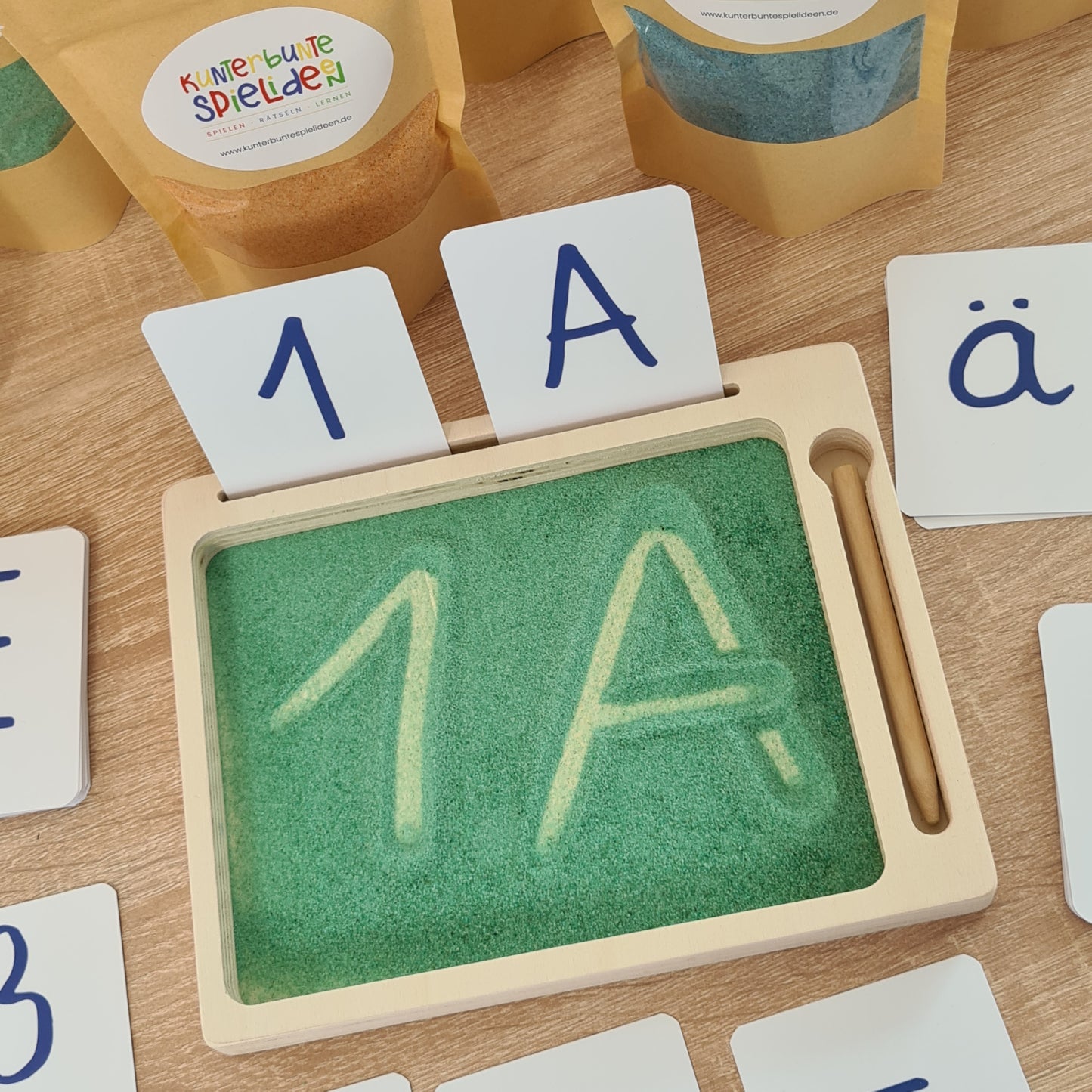 Montessori Sandtablett zum Schreiben lernen mit Grundschrift-Karten und buntem Sand für die Vorschule