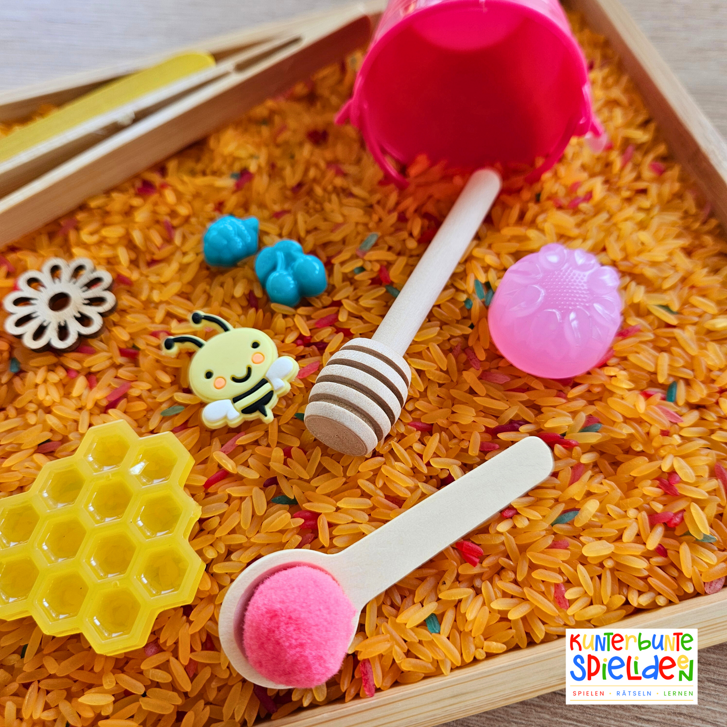 Montessori Sinnesspiel Biene und Honigwabe mit sensorischem Reis, Schüttwerkzeugen, Honigwabe aus Resin und losen Teilen für Schüttspiele, Sensory Play und sensorisches Spiel. Förderung von Feinmotorik, Konzentration, Sinnesförderung und selbstständigem Entdecken für Kinder ab 3 Jahren im Kindergarten oder zuhause.
