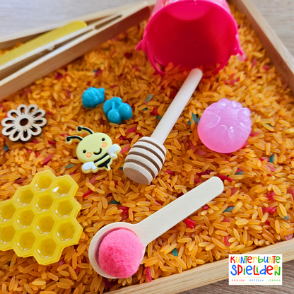 Montessori Sinnesspiel Biene und Honigwabe mit sensorischem Reis, Schüttwerkzeugen, Honigwabe aus Resin und losen Teilen für Schüttspiele, Sensory Play und sensorisches Spiel. Förderung von Feinmotorik, Konzentration, Sinnesförderung und selbstständigem Entdecken für Kinder ab 3 Jahren im Kindergarten oder zuhause.
